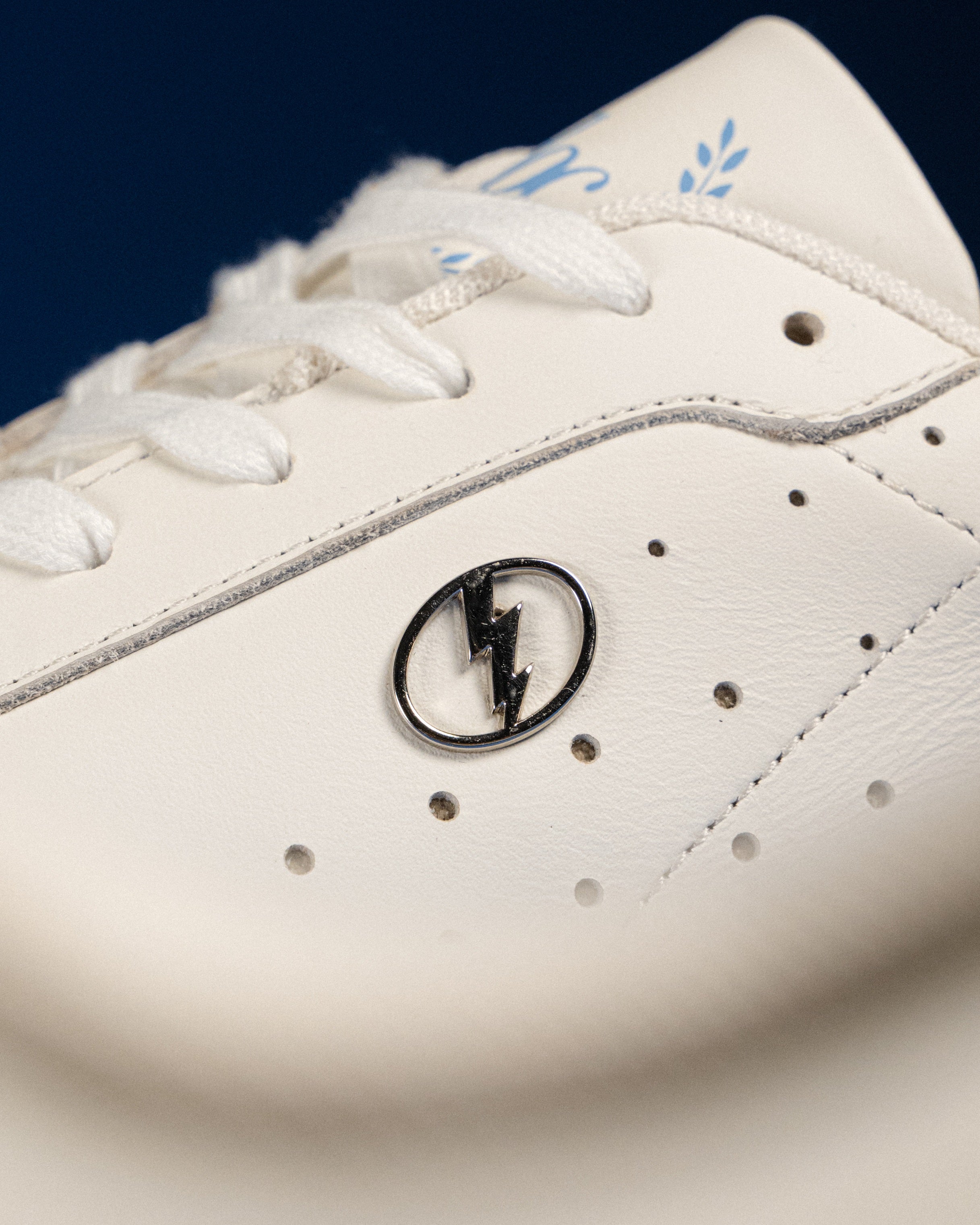 Crest / White